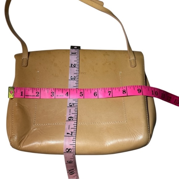 Auxiliary Tan Crossbody Bag with Elegant Flap Closure - Picture 3 of 4